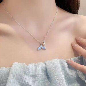 Elegant Silver Leaf Pendant Necklace